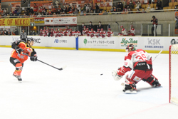 【日光】イーグルスGK成澤(右)は、PSS戦でバックスのシューター5人全員を抑えて勝利に貢献した