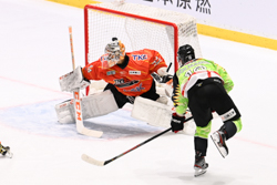 OT2分、クレインズはゾルマニスが抜け出して決勝ゴールを挙げた