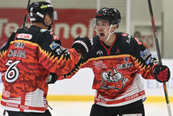 第2ピリオド1分、クレインズは入倉(右)のパワープレーゴールで先制。入倉は個の試合2得点でMVPに選ばれた