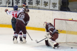 第2ピリオド15分、中央は同点とされた直後に米山(左)のゴールで勝ち越し。その後もリードを守った