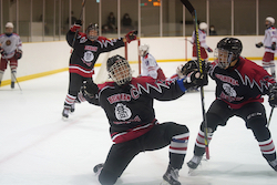 第2ピリオド18分、ゴールを挙げて喜ぶ武修館のキャプテン西脇(中央)。武修館が接戦を制して8強入りを決めた