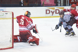 早稲田は第3ピリオド8分、北村(右から2人目)のゴールで逆転。これが決勝点となった