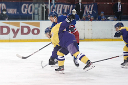 第2ピリオド4分、東洋は武部がパワープレーゴールを決めて4点目を挙げた