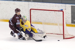 PSS戦で早稲田の3人目FW杉本のシュートをGK中村が止めて明治が勝利