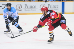 第3ピリオド13分、イーグルスはFW高橋(右)のリストシュートでゴールを奪い、決勝点となった