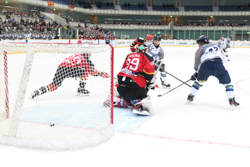 第2ピリオド19分、ブレイズは篠原(右)のパワープレーゴールでリードを3点とした