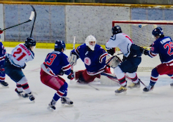 東洋はGK佐藤を中心に中央の攻めを封じ、主導権を握って試合を進めた