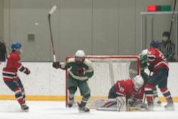 OT6分、八戸工大一は川岸(中央)が決勝ゴールを決めて、白樺学園に勝利