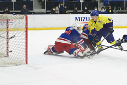 決勝:OT4分、明治は竹谷(右)が決勝ゴールを挙げた