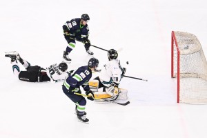 第3ピリオド5分、ワイルズは青山（奥）がその試合２ゴール目で8-1とした／photo - Hikaru Onoda