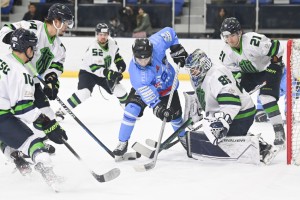 GKイ・ジャミンを中心にグリッツの攻めを凌ぐワイルズ守備陣／photo - Hikaru Onoda