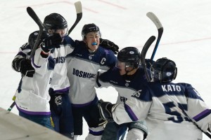 同志社がOTで日大を破る金星。DF水橋（左から2人目）や2得点のFW野呂主将（同3人目）ら選手たちは歓喜に沸いた