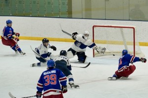 第2ピリオド6分、東洋（青）は森田（左）から橋本（右）につないで6点目。東洋は合計15得点の猛攻を見せた