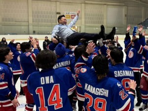 日本一に輝き鈴木監督を胴上げする東洋の選手たち