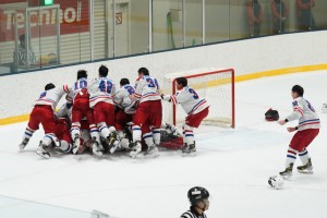 PSS戦を制し、ベンチから飛び出し喜び合う駒大苫小牧の選手たち