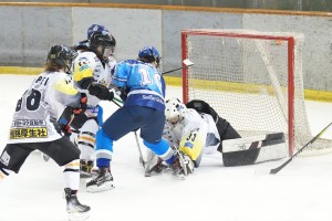 SEIBU（青）は完封で釧路を下し、準決勝進出