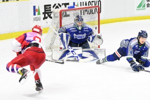 第3ピリオド13分、イーグルスは高橋（左）が同点ゴール／photo - Hikaru Onoda