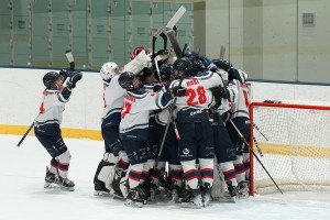 昨季覇者の東洋を破った中央。選手たちは好守を続けたGK川合のもとに集まり歓喜に沸いた