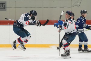 中央は怪我を押して第2Pから出場したFW堤（左）の活躍などで関大に逆転勝ち