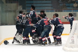 ９大会ぶりの優勝を決めた中央は喜びを爆発させた