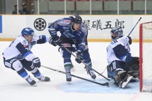 日本製鉄室蘭はGK館田（右）の再三の好セーブもあり、ブレイズ相手に健闘を見せた／photo - Hikaru Onoda