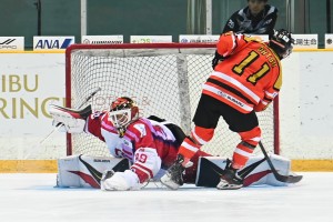 PSS戦、イーグルスはGK成澤（左）がバックスの5人目FW大津のシュートを止めて優勝を決めた／photo - Hikaru Onoda