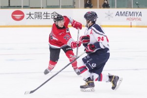 第1ピリオド10分、釧路厚生社はDF芳賀（左）のスラップショットで同点とし、勢いを得た。芳賀はこの試合2得点で勝利に貢献／photo - Breakaway